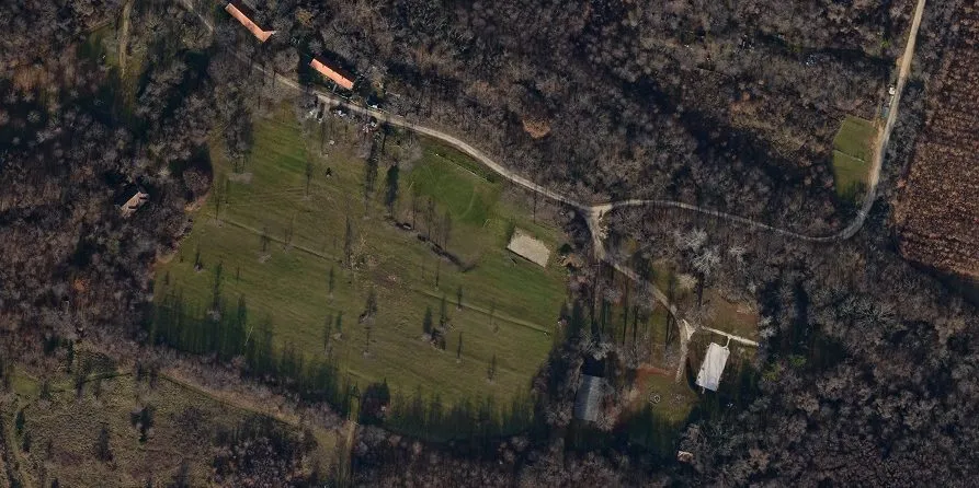 Nagykovácsi, lombmentes park ortofotón, a fák koronája egyenként látszik