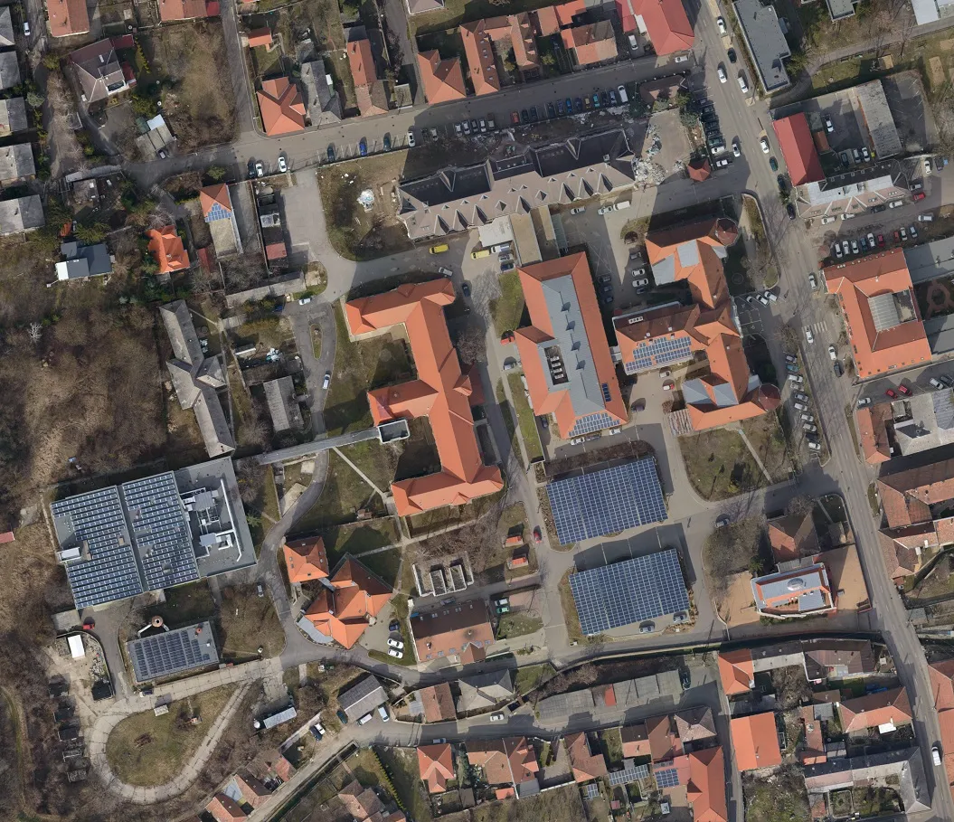 Sátoraljaújhely, kórház épületei, a tetőkön napelemek láthatók