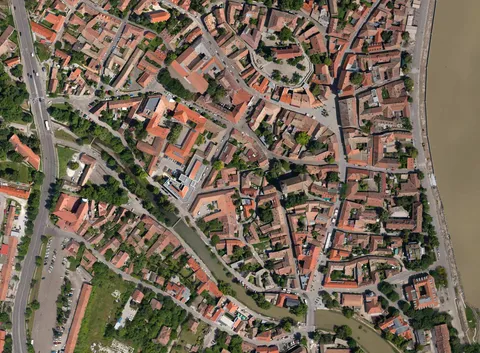 Szentendre belvárosa és a megáradt Duna
