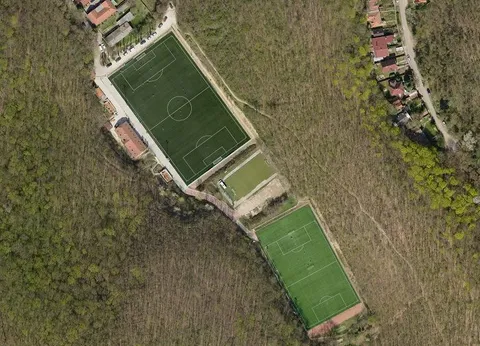 Törökbálint, sportpályák erdős környezetben