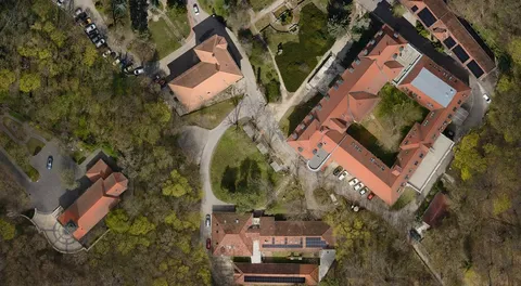 Törökbálint, intézményi épületek parkban