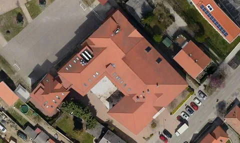 Törökbálint, nagy cserépfedésű épület parkolóval